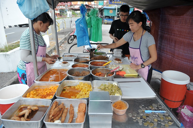 The Kwong Hwa Nasi Lemak stall has a variety of dishes for customers to choose from.
