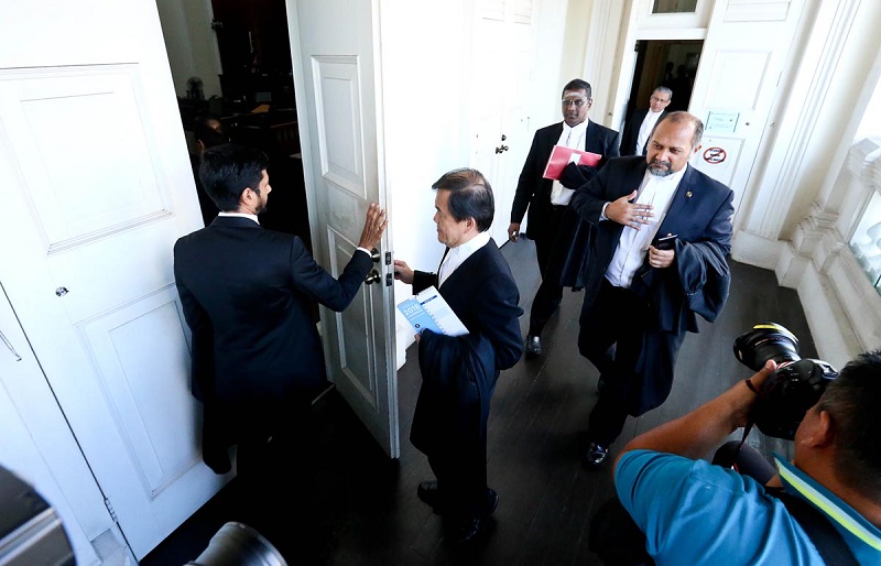 Penang Chief Minister Lim Guan Engu00e2u20acu2122s lawyer, Gobind Singh Deo (right), arrives at the Penang High Court in George Town January 10, 2018. u00e2u20acu201d Picture by Sayuti Zainudin