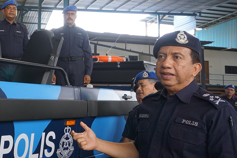 Datuk Seri Zulkifli Abdullah at a ceremony marking the marine policeu00e2u20acu2122s latest speedboats at Dalac Marine Engineering and Services at Teluk Jawa January 17, 2018. u00e2u20acu201d Picture by Ben Tan