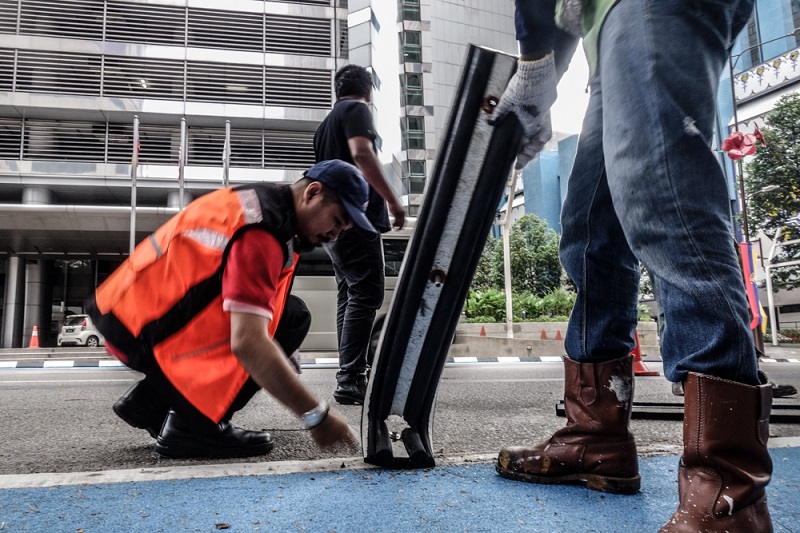 DBKL workers removing the bicycle line separators in Kuala Lumpur January 23, 2017. u00e2u20acu201d Picture by Shafwan Zaidon