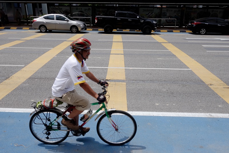 A man cycles on the blue bicycle path along Jalan Raja Laut after the separators were removed by DBKL personnel in Kuala Lumpur January 23, 2018. u00e2u20acu201d Picture by Shafwan Zaidon