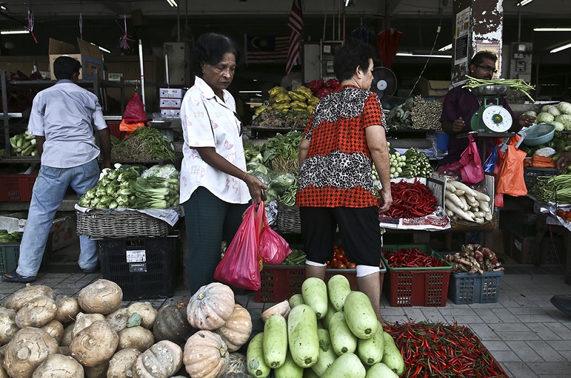 People buying vegetables at the Chow Kit wet market in Kuala Lumpur 26 January 2018.  u00e2u20acu201d Picture by Azneal Ishak
