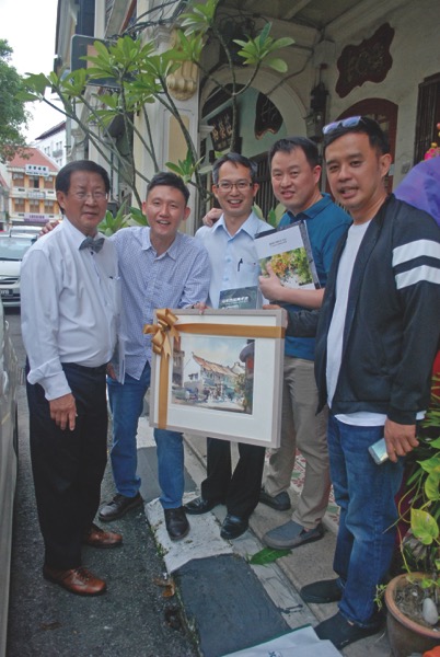 (From left) Koay Soo Kau, Koay Sheng Tat, Datuk Law Choo Kiang (holding his purchase of Sheng Tat’s painting), artist Ch’ng Huck Theng and art lover Paul Boey Teik Soon pose for a group photo outside the Galeri Seni Mutira in George Town. — Picture by Paul Toh