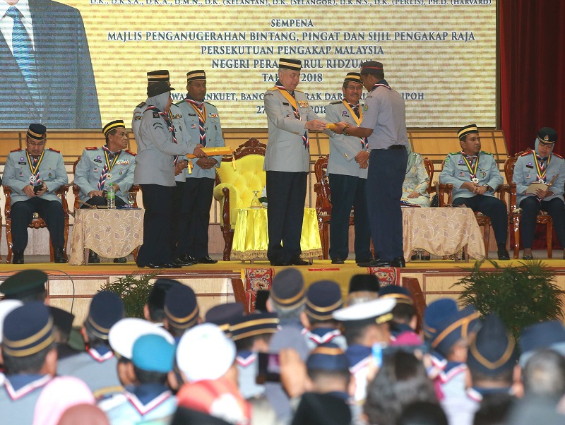 Sultan of Perak, Sultan Nazrin Muizzuddin Shah, presents the King Scout Certificate to one of the recipients at the State Secretariat Banquet Hall in Ipoh January 27, 2018. u00e2u20acu201d Picture by Marcus Pheong