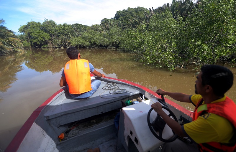 Boat operator Shamsul Anuar (right), 45, have been providing his boat services for the past two years to tourists visiting Kuala Sepetang river in Kampung Dew January 10, 2018. — Picture by Farhan Najib