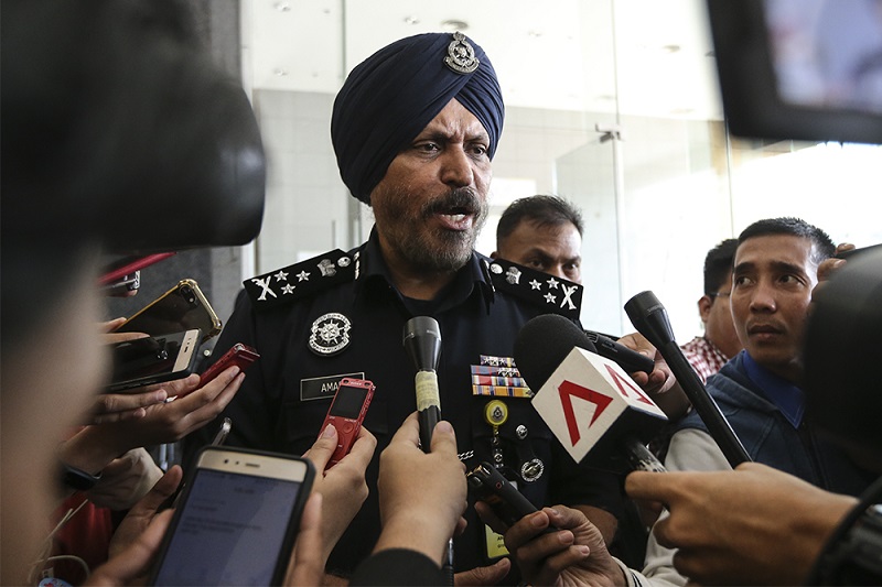 Datuk Amar Singh Ishar Singh speaks to reporters outside lobby commercial crime investigation department, Jalan Tun Razak January 5, 2018. u00e2u20acu201d Picture by Azneal Ishak