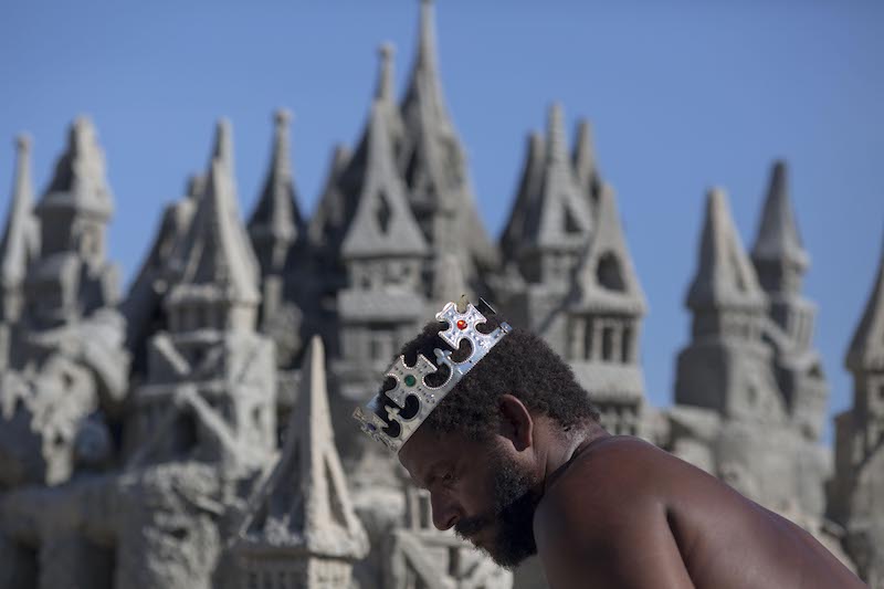 With a crown on his head, Marcio Mizael Matolias, works on his sand castle despite the 40-degree heat that punishes bathers on a sunny summer afternoon on the beach of Barra da Tijuca in Rio de Janeiro January 18, 2018. u00e2u20acu201d AFP pic