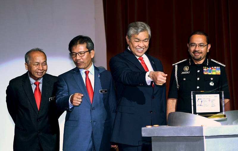 Timbalan Perdana Menteri merangkap Menteri Dalam Negeri (KDN) Datuk Seri Ahmad Zahid Hamidi (dua, kanan) ketika melancarkan pasport versi baharu pada Perhimpunan Bulanan Kementerian Dalam Negeri di Putrajaya 11 Januari, 2018. u00e2u20acu201d Foto Bernama