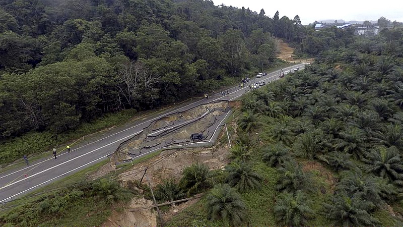 An aerial view of the 70-metre sinkhole along the main road linking Johor Baru-Kuantan. u00e2u20acu201d Bernama pic