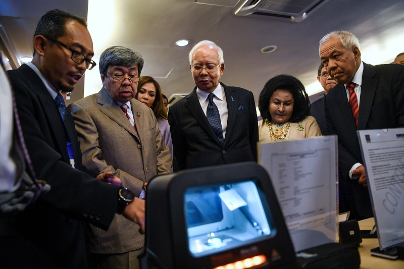 Sultan of Selangor, Sultan Sharafuddin Idris Shah, (second left), Tengku Permaisuri of Selangor Tengku Permaisuri Norashikin (third left), Prime Minister Datuk Seri Najib  Razak (centre) and his wife Datin Seri Rosmah Mansor (second right) at  the launch 