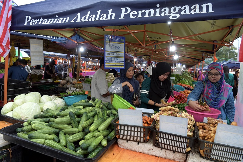Warga Putrajaya mengunjungi gerai jualan Pasar Tani Fama untuk mendapatkan pelbagai barangan keperluan dapur pada Programme Jimat Belanja Dapur 2018 di Pasar Tani Putrajaya Presint 2 26 Januari, 2018.u00e2u20acu201d Foto Bernama 