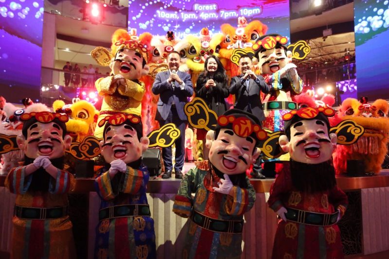 Kevin Tann , Katherine Chew, Roger Ong posing with the lion dancers and Gods of Prosperity after the launch of the spectacular Genting Skysymphony Chinese New Year Show at the SkyAvenue January 20, 2018 — Picture by Choo Choy May