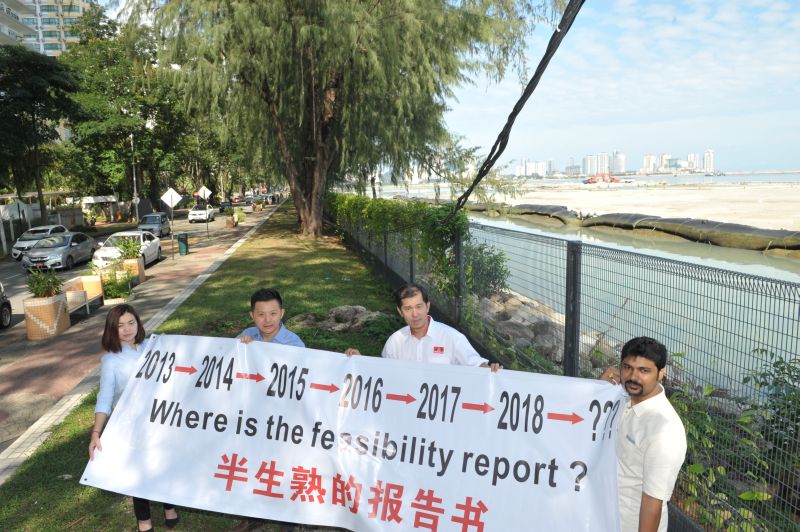 Penang Gerakan acting Youth chairman Jason Loo (second left) together with Gerakan members holding the banner at Gurney Drive, January 9, 2018. 