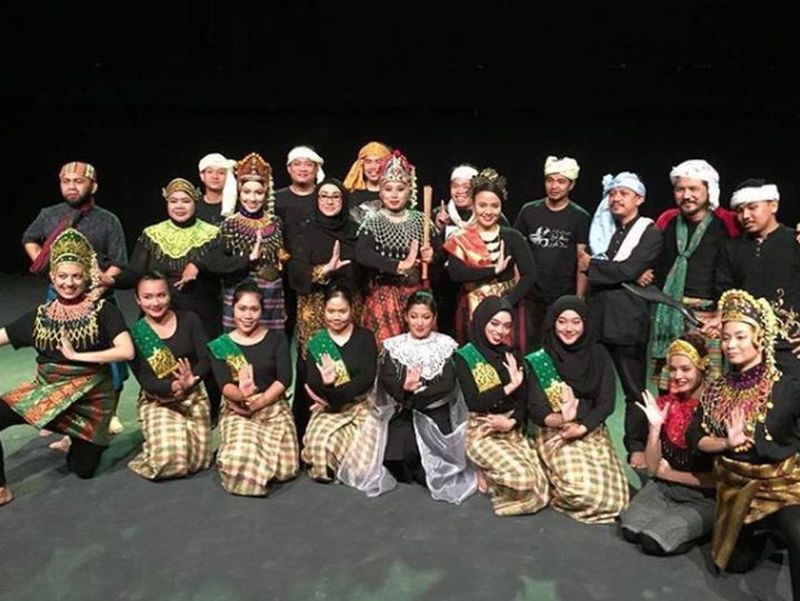 Barisan pelakon teater u00e2u20acu02dcMak Yong Titis Saktiu00e2u20acu2122 yang diarah Norzizi Zulkifli. Dua wataknya menggunakan bahasa Inggeris. u00e2u20acu201d Foto ihsan Instagram/Norzizi Zulkifli 
