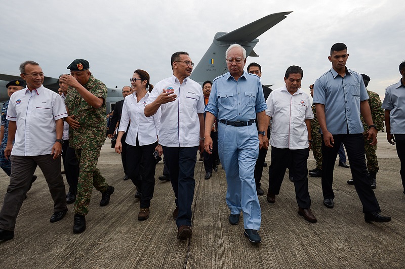 Tan Sri Michelle Yeoh (third left), Defence Minister Datuk Seri Hishamuddin Hussein (fourth left) and Prime Minister Datuk Seri Najib Razak (centre) arrive at the Subang military air base January 27, 2018. u00e2u20acu201d Pictures by Mukhriz Hazim