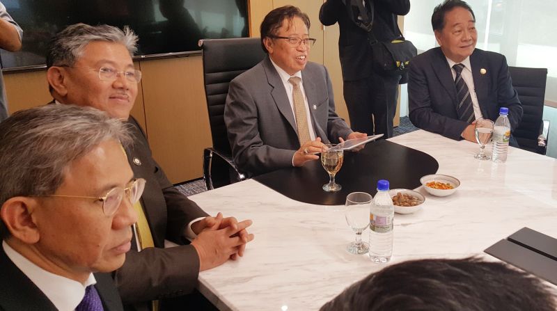 Chief Minister Datuk Patinggi Abang Johari (centre) officially launches the Development Bank of Sarawaku00e2u20acu2122s commercial operations on January 15, 2018. u00e2u20acu201d Picture by Sulok Tawie 