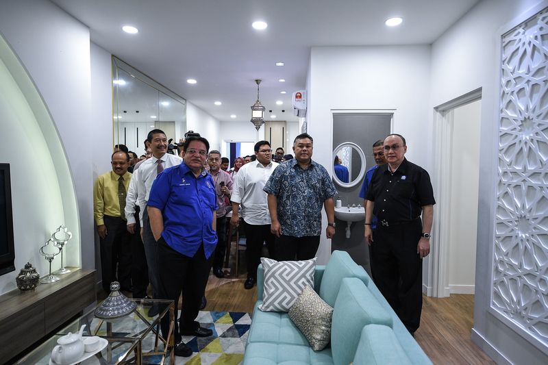 Datuk Seri Tengku Adnan Tengku Mansor (third left) inspecting a show unit of the Federal Territories Affordable Housing (Rumawip) apartment at the Hektar Residency sales office, Setapak, January 16, 2018. u00e2u20acu201d Bernama pic