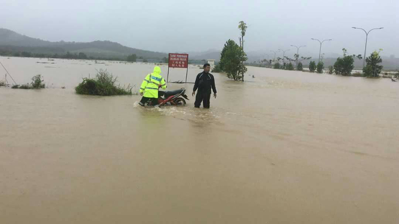 An image of an area in Mersing that reported massive flash flooding and had caused parts of the district to be inaccessible to traffic. u00e2u20acu201d Picture by Syed Khairul