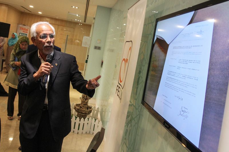 Felda Chairman, Tan Sri Shahrir Abdul Samad showing the document of recovered land to the media during a press conference at the Felda Tower, January 15, 2018. u00e2u20acu201d Picture by Shafwan Zaidon