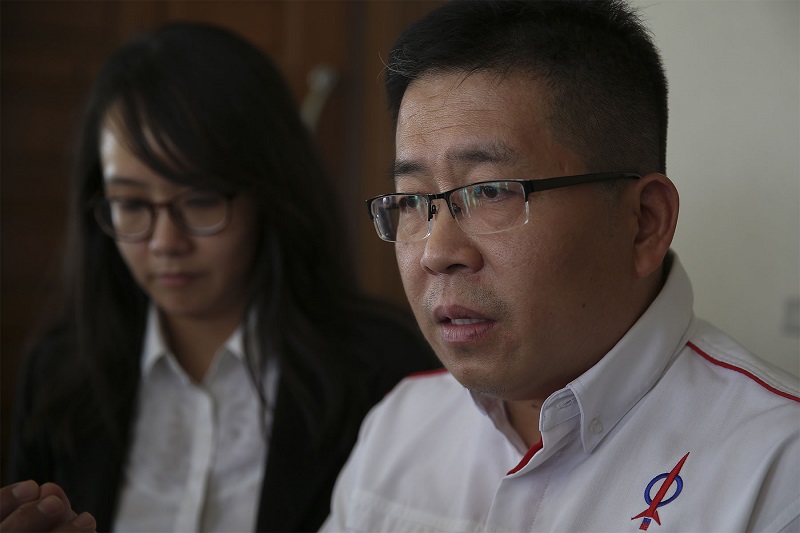 Jementah assemblyman Tan Chen Choon (right) speaks to reporters outside the courtroom at Kuala Lumpur High Court in Kuala Lumpur January 8, 2018. u00e2u20acu201d Picture by Yusof Mat Isa