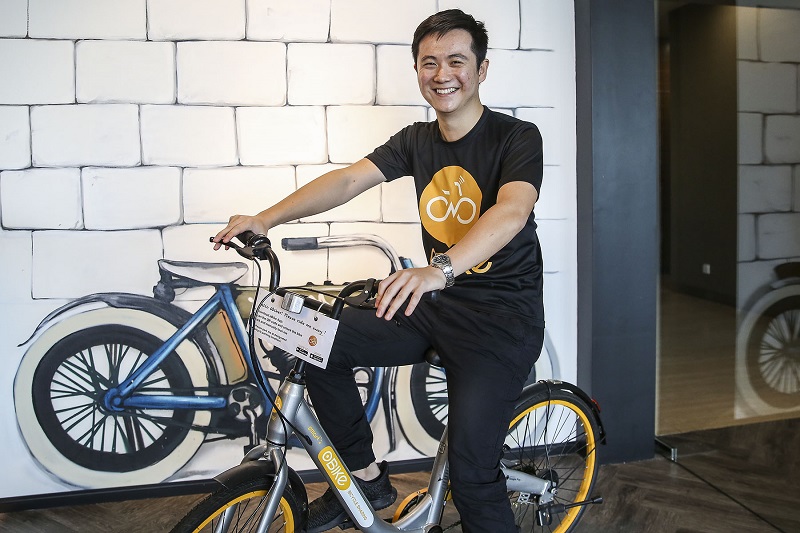 Business development manager Ian Goh poses with an oBike bicycle after an interview with Malay Mail in Kuala Lumpur January 19, 2018. — Picture by Yusof Mat Isa