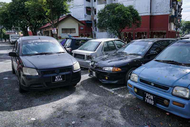 A car double parked causing problems to other drivers January 24, 2018. u00e2u20acu201d Picture by Ahmad Zamzahuri