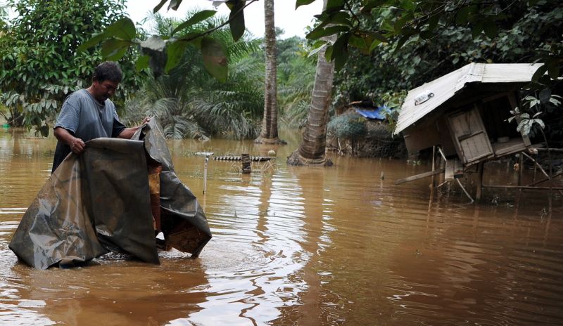 Penduduk Kampung Gudang Rasau di Kuantan, Azhar Othman, 56, melihat kerosakan peralatan miliknya setelah banjir kembali surut semalam, 8 Januari 2018. u00e2u20acu2022 Foto Bernamann