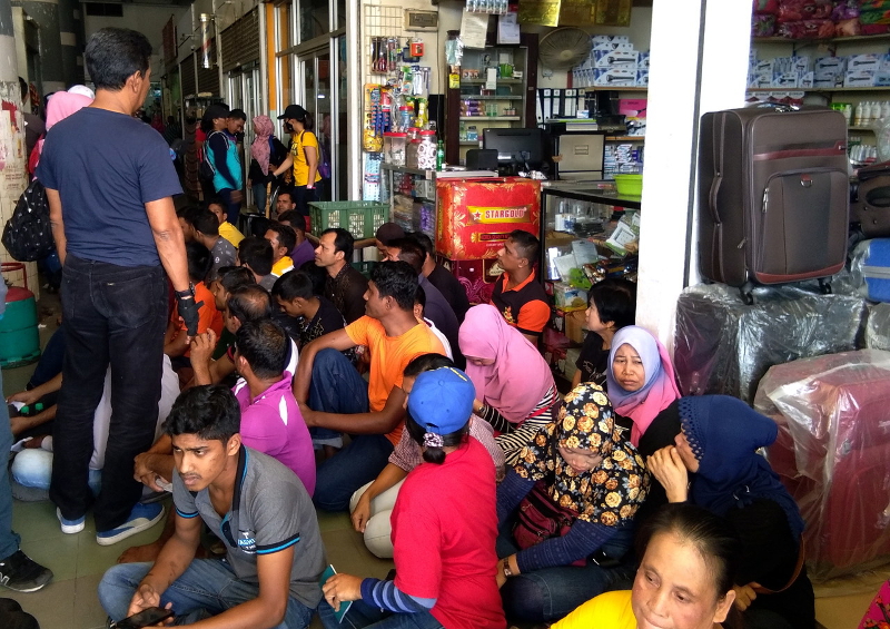 Seramai 69 Pendatang Asing Tanpa Izin (Pati) dan seorang majikan ditahan dalam Operasi Jabatan Imigresen Selangor di sekitar Plaza Sri Muda Seksyen 25 Shah Alam 8 Januari 2018. u00e2u20acu201d Foto Bernama