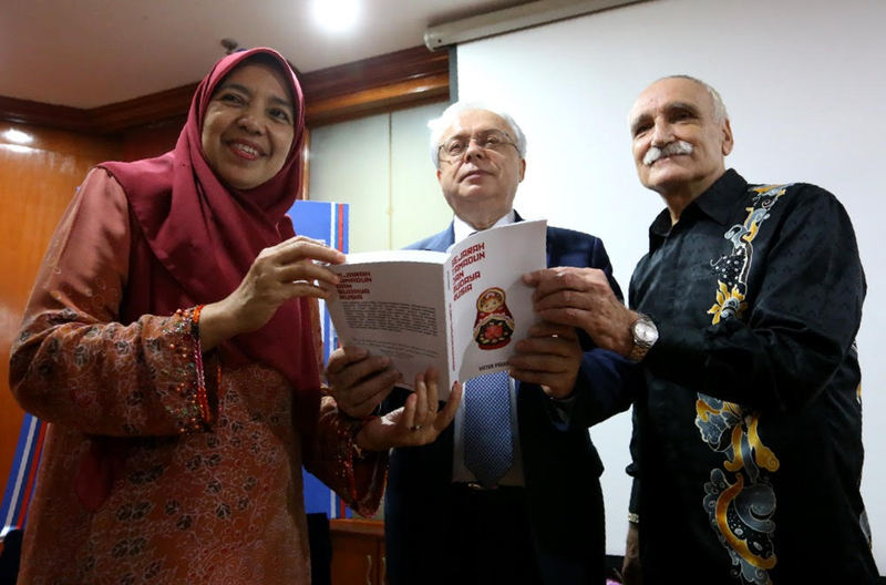 (From left) National Library of Malaysia Director Genral Datuk Nafisah Ahmad, Russian Ambassador Valery N. Yermolov and Prof Victor A. Pogadaev at the book launch at the National Library in Kuala Lumpur January 30, 2018. u00e2u20acu201d Picture by Zuraneeza Zulkifli