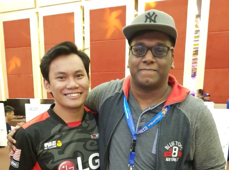 Luqman (left) and Kathireswaran are all smiles before their final, January 15, 2018. u00e2u20acu201d Picture by Chris Mohan