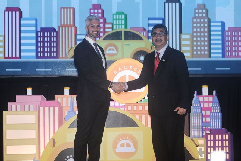 CEO of Dacsee Alaxander von Karldenberg shakes hands with Datuk Wira Abu Bakar Mohammad Diah during the launch of the first decentralised ride-sharing service in Malaysia held at One World Hotel, Kuala Lumpur January 16, 2018. u00e2u20acu2022 Picture by Miera Zulyana