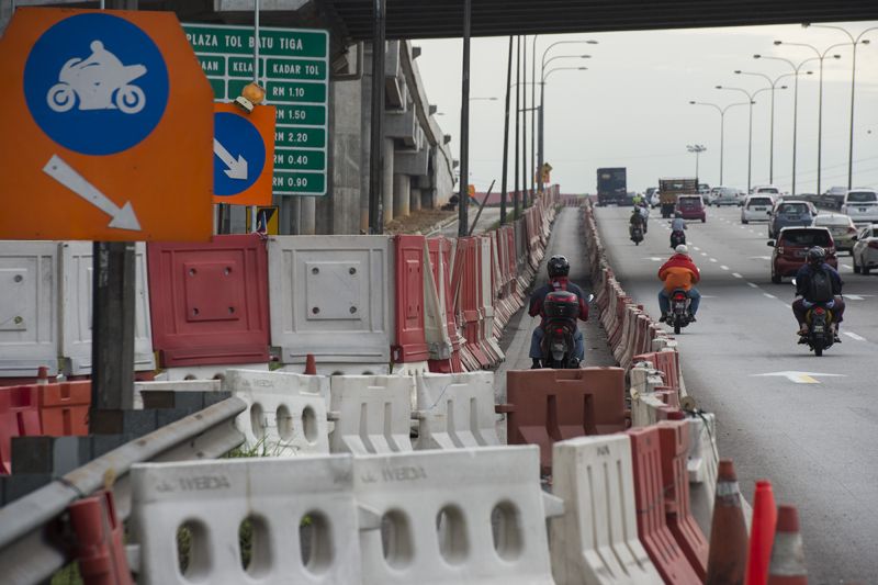 A motocyclist rides on the motorcycle lane along the Federal Highway in Kuala Lumpur January 25, 2018. u00e2u20acu2022 Picture by Mukhriz Hazim