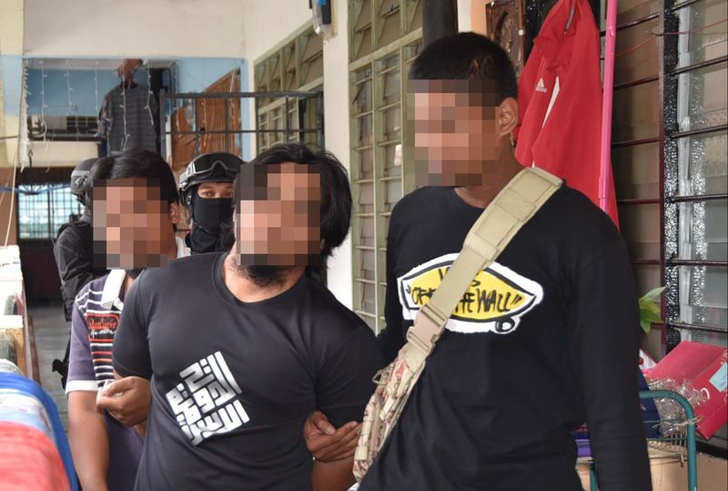 Police arresting an Indonesian labourer suspected of plotting attacks on the police headquarters, in Kuala Lumpur, January 22, 2018. u00e2u20acu201d Picture courtesy of Royal Malaysian Police