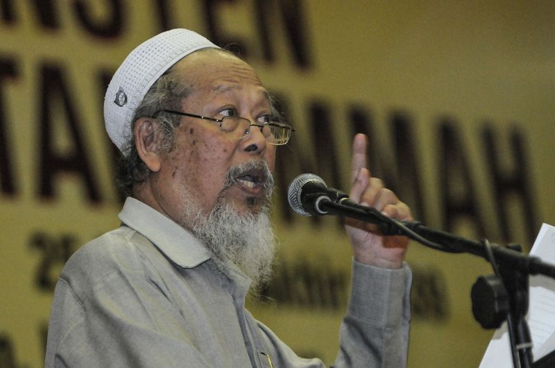 Chairman of the Ummah umbrella group for Muslim organisations Ismail Mina speaks during the u00e2u20acu02dcKonvensyen Kebangkitan Ummah 2018u00e2u20acu2122 held at the Malaysia Islamic Centre in Kuala Lumpur January 13, 2018. u00e2u20acu2022 Picture by Miera Zulyana