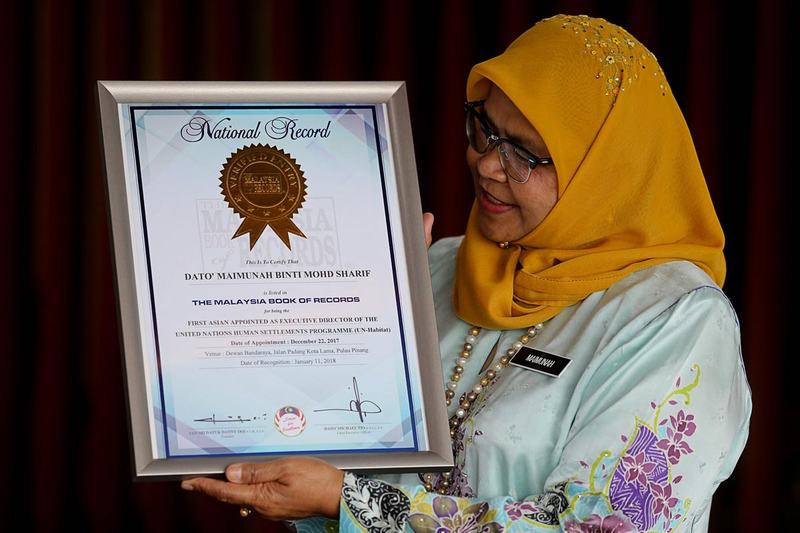 Penang Mayor Datuk Maimunah Shariff with the certificate after being appointed Executive Director of the UN-Habitat during the press conference at Komtar, George Town January 12, 2018. u00e2u20acu201d Picture by Sayuti Zainudin 
