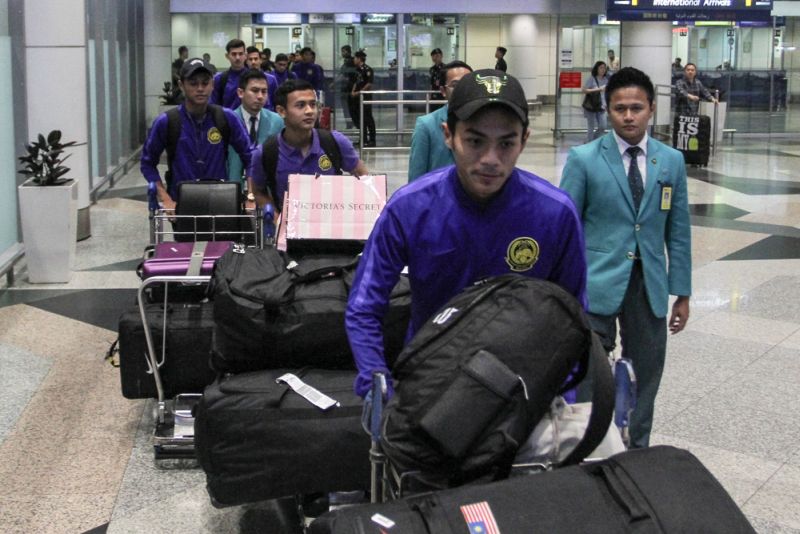 The national Under-23 football players arrived at the Kuala Lumpur International Airport (KLIA) from Shanghai Pudong last night. u00e2u20acu2022 Picture by Shafwan Zaidon
