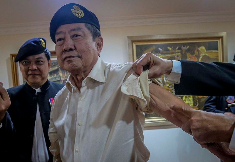WO Patrick Lee ai Tong, 71 shows scar from a bullet during Malaysian Armed Forces Chinese Veterans Association press conference at The Boulevard Mid Valley City January 15, 2018. — Picture by Firdaus Latif