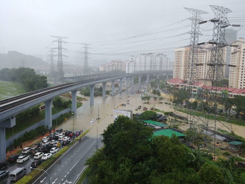 Several vehicles could be seen stuck in flood waters after a heavy downpour near Mutiara Damansara January 24, 2018. u00e2u20acu201d Picture courtesy of PDRMnn