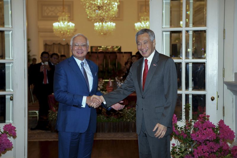 Datuk Seri Najib Razak shakes hands with Lee Hsien Loong at the at the Istana in Singapore January 16, 2018. u00e2u20acu2022 Bernama pic