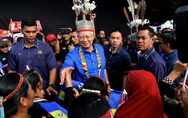 Datuk Seri Najib Razak greets the crowd at a meet-the-people session held at the Nabawan Town Square in Pensiangan January 19, 2018. u00e2u20acu2022 Bernama pic