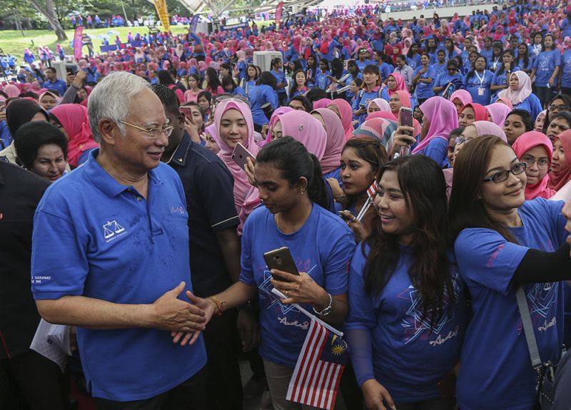 Datuk Seri Najib Razak greets the crowd at the launch of the u00e2u20acu02dcFriends of Puteri Barisan Nasionalu00e2u20acu2122 in Kuala Lumpur January 20, 2018. u00e2u20acu2022 Picture by Azneal Ishak