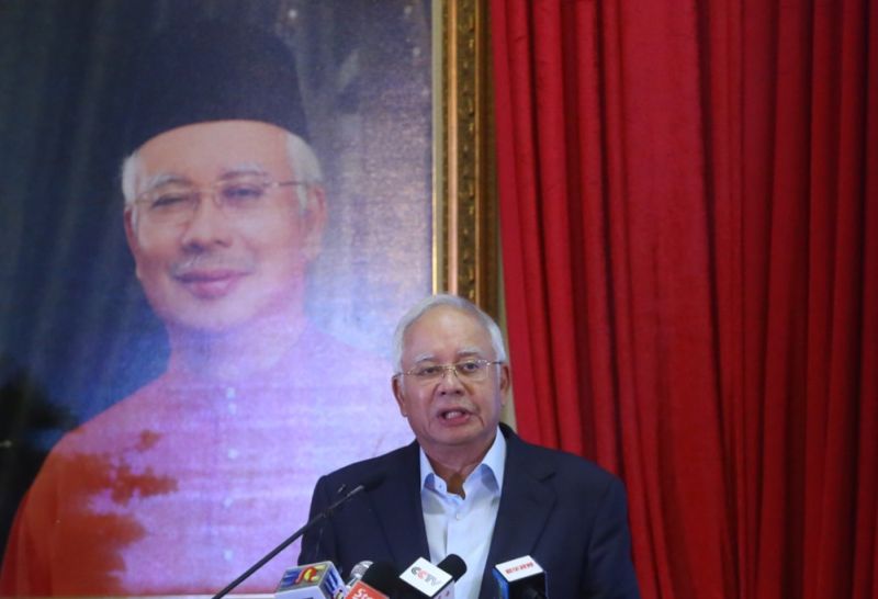 Datuk Seri Najib Razak speaking at a dinner by u00e2u20acu02dcThe Dewanu00e2u20acu2122 at Seri Perdana last night. u00e2u20acu2022 Picture by Zuraneeza Zulkifli