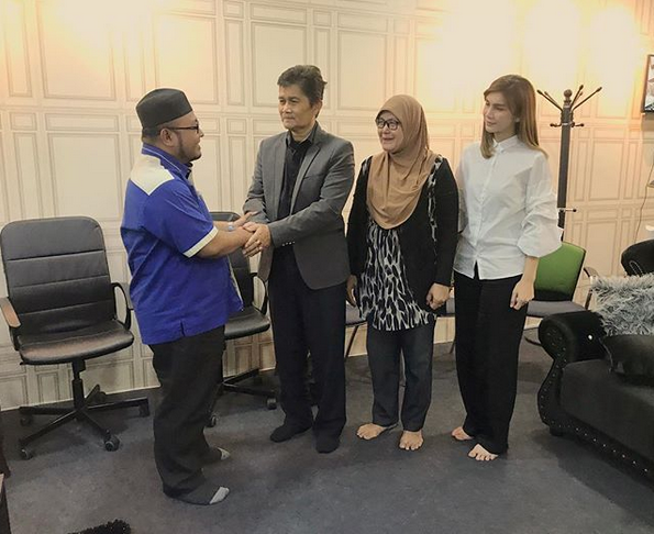 Nur Sajat (far right) posted on her Instagram account today a picture of her meeting with an unidentified man wearing a skullcap whom she listed only as a Jakim officer.