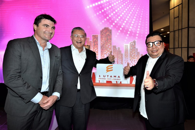 Indoor Skydive Australia Group chief executive officer Wayne Jones, Teo and Tourism and Culture Ministry China and Chinese Community Affairs advisor Datuk Andy Chuah launch the first phase of 1 Utama E Sports and Entertainment Tourism Destination. — Malay Mail pic