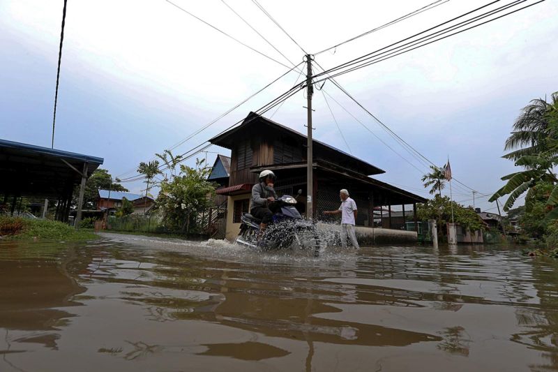 Villagers are seen as flash flood strikes Mak Mandin area January 5, 2018. u00e2u20acu201d Picture by Sayuti Zainudin 