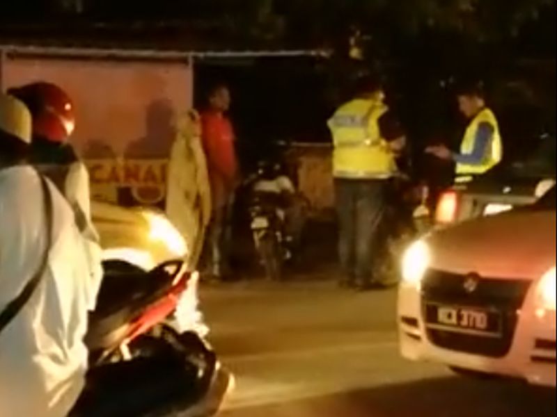Empat remaja termasuk seorang yang berpakaian ala-pocong ditahan polis di Bukit Pinang. u00e2u20acu201d Foto ihsan Facebook/Aduan Rakyat Kedah