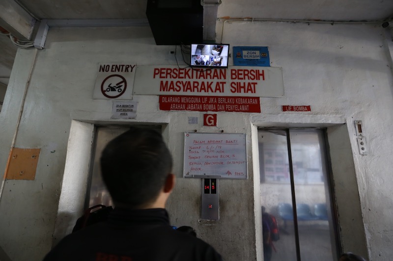A signage stressing the importance of cleanliness can be seen on the ground floor of Desa Mentari Block 3. u00e2u20acu201d Picture by Zuraneeza Zulkifli