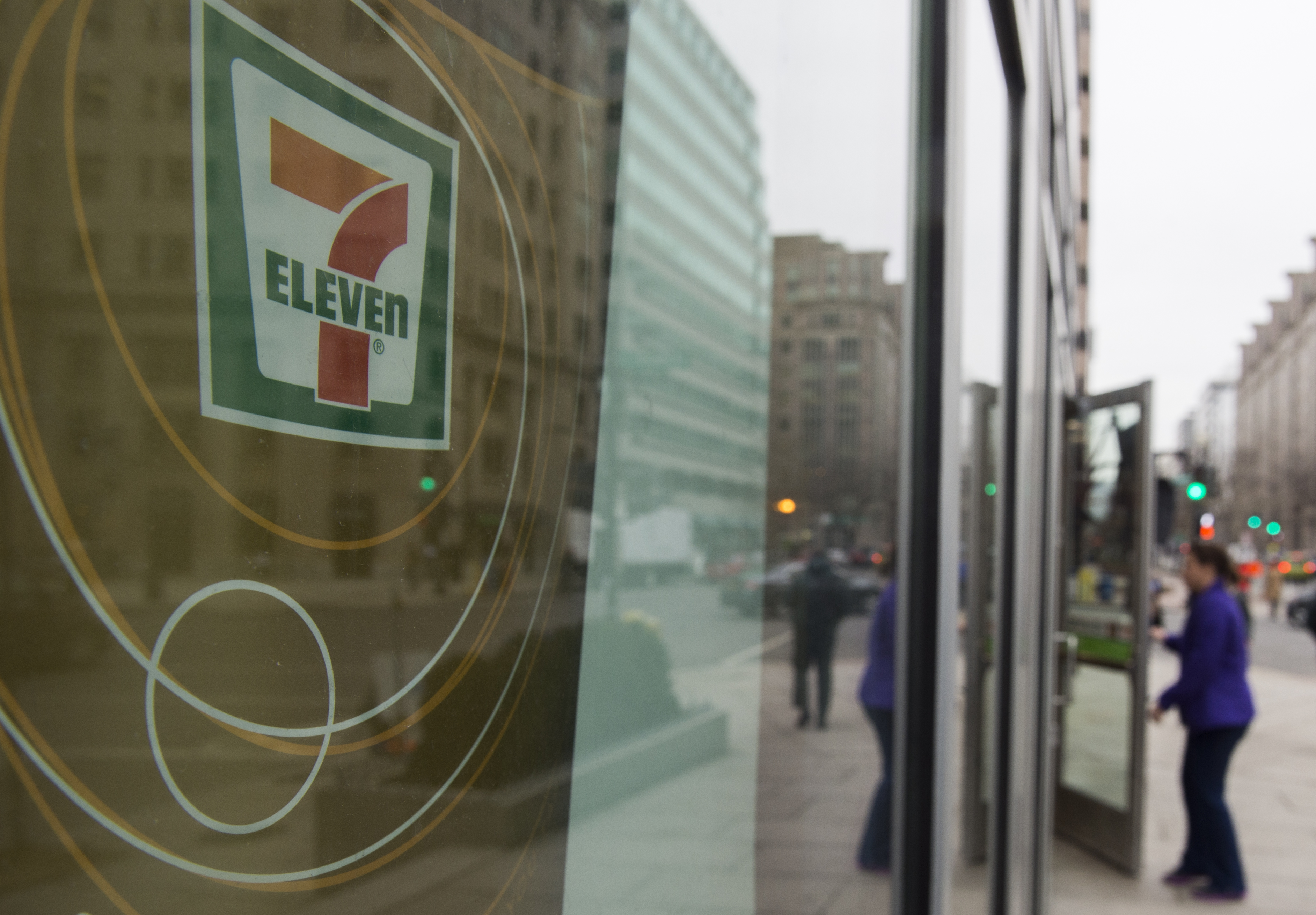 A woman walks into a 7-Eleven store in Washington, DC on January 10, 2018. u00e2u20acu201d AFP picn