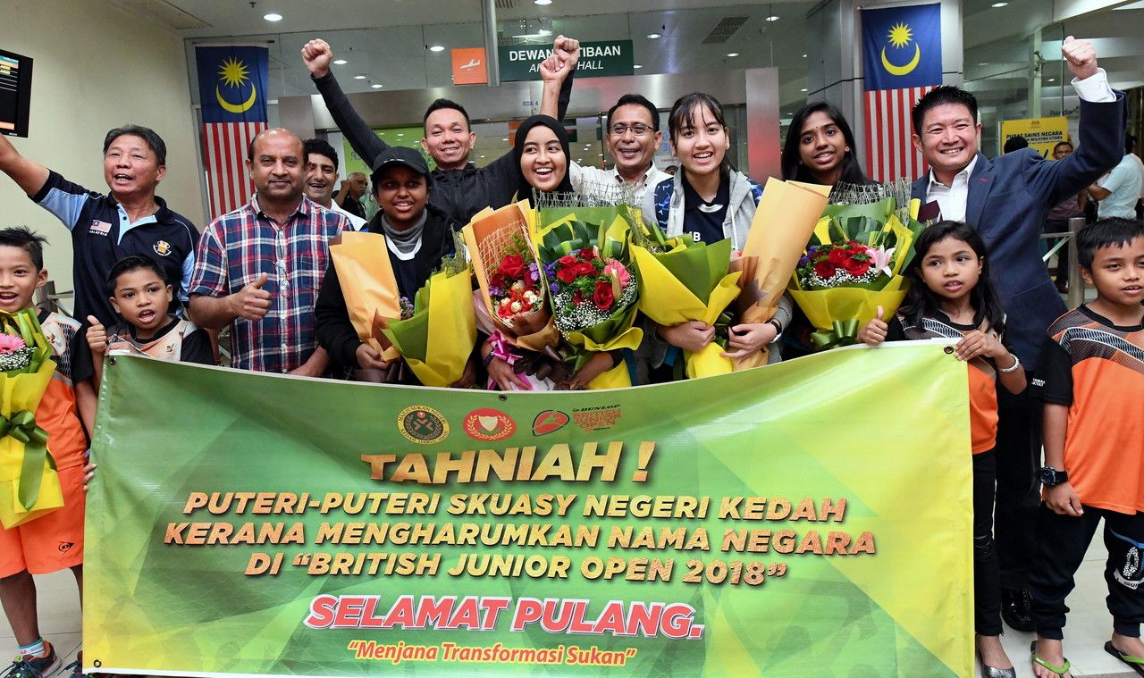 Atlet Skuasy Remaja Malaysia, S. Sivasangari, Aifa Azman, Aira Azman dan K. Sehveetrraa disambut meriah sejurus tiba di Lapangan Terbang Sultan Abdul Halim, Alor Setar, semalam, 9 Januari 2018.u00e2u20acu00a8