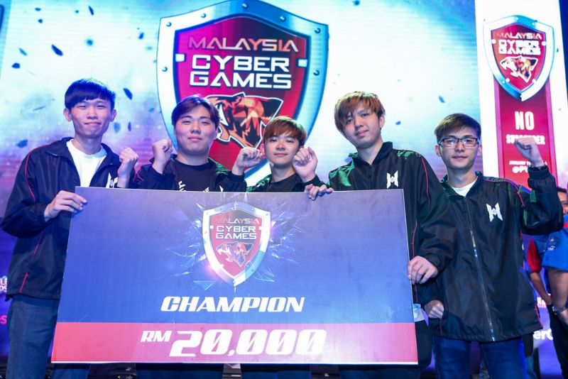 Dota 2 champions (from left) Kelvin Chong, Chong Wei Lun, Goh Choo Jian, Fua Hsien Wan and Kok Yi Liong. u00e2u20acu201d Picture by Ahmad Zamzahuri 
